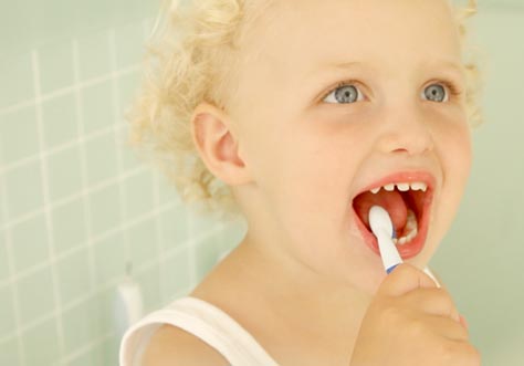 [Translate to spanish argentine:] kid cleaning teeth