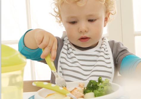 [Translate to spanish argentine:] little kids learn to eat