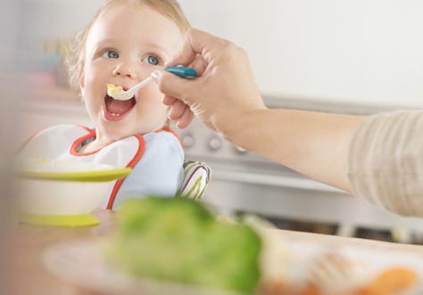 [Translate to spanish argentine:] small kids learn to eat and drink